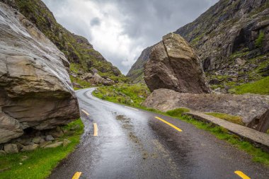 İrlanda 'nın Kerry ilçesinde kuzey-güneyden uzanan Dunloe dağ geçidi.
