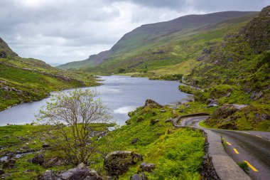 İrlanda 'nın Kerry ilçesinde kuzey-güneyden uzanan Dunloe dağ geçidi.