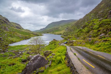 İrlanda 'nın Kerry ilçesinde kuzey-güneyden uzanan Dunloe dağ geçidi.
