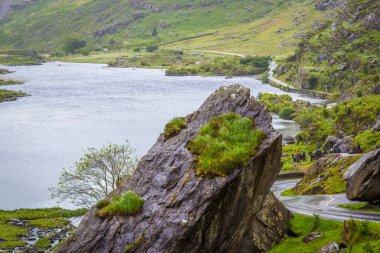 İrlanda 'nın Kerry ilçesinde kuzey-güneyden uzanan Dunloe dağ geçidi.