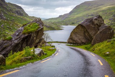 İrlanda 'nın Kerry ilçesinde kuzey-güneyden uzanan Dunloe dağ geçidi.
