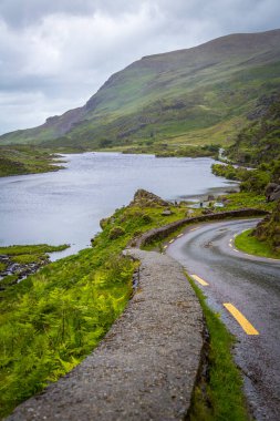 İrlanda 'nın Kerry ilçesinde kuzey-güneyden uzanan Dunloe dağ geçidi.