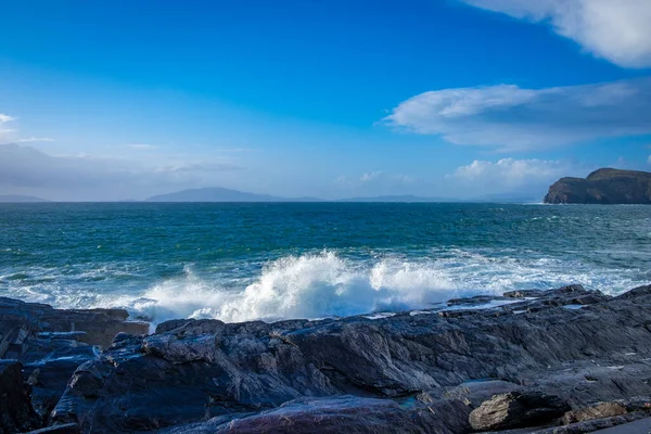 Onde Oceaniche Che Infrangono Sulla Costa Pietra Irlanda — Foto Stock