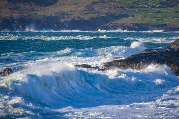 アイルランドの石海岸で砕ける海の波 — ストック写真