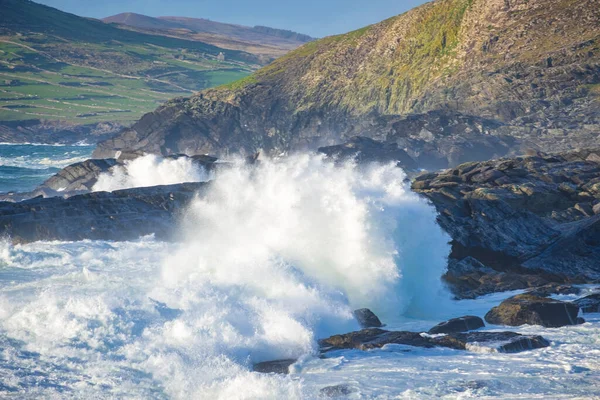 Onde Oceaniche Che Infrangono Sulla Costa Pietra Irlanda — Foto Stock