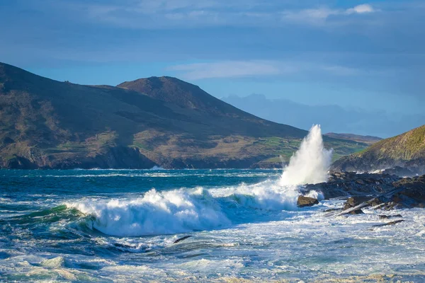 Onde Oceaniche Che Infrangono Sulla Costa Pietra Irlanda — Foto Stock