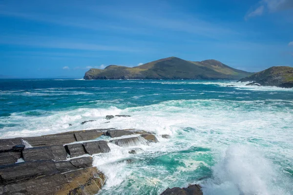 Havsvågor Som Bryts Irlands Stenkust — Stockfoto