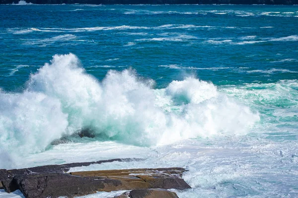 Olas Oceánicas Rompiendo Costa Piedra Irlanda —  Fotos de Stock