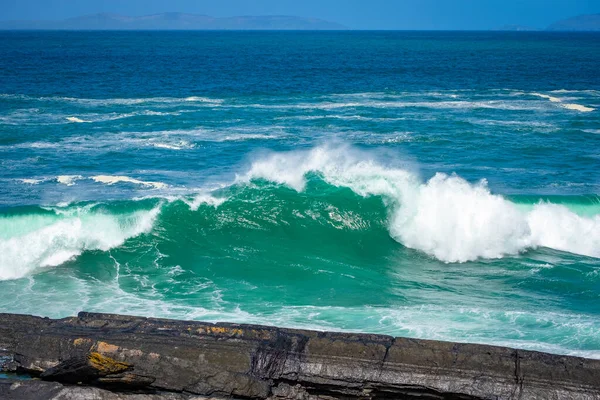 アイルランドの石海岸で砕ける海の波 — ストック写真