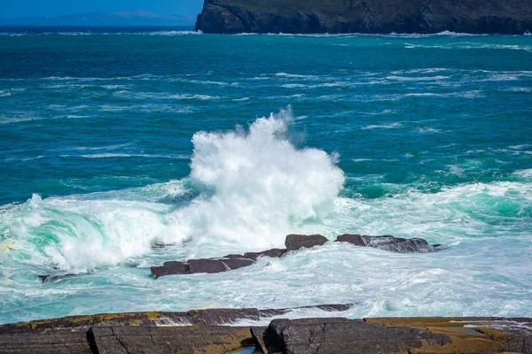 Океанские Волны Обрушились Каменное Побережье Ирландии — стоковое фото