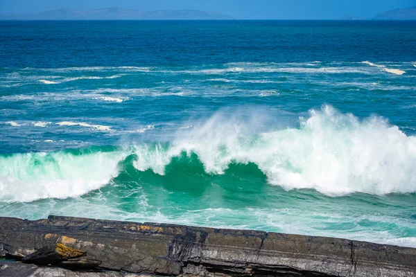Óceánhullámok Törnek Írország Kőtengerpartján — Stock Fotó