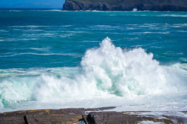 Oceaangolven Breken Steenkust Ierland — Stockfoto