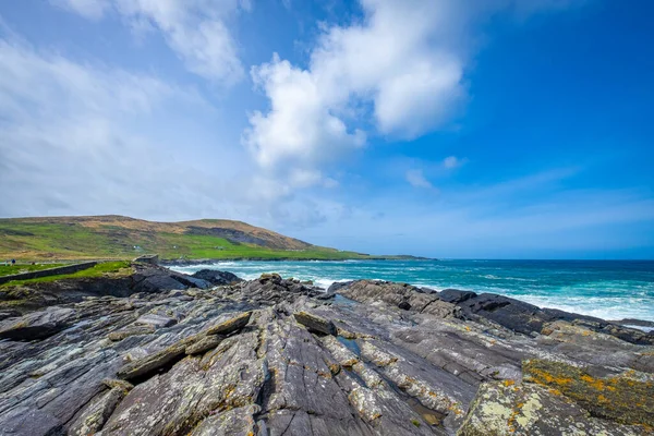 アイルランドのバレンシア島の海の石海岸 — ストック写真