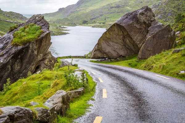 İrlanda 'nın Kerry ilçesinde kuzey-güneyden uzanan Dunloe dağ geçidi.