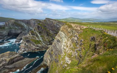 İrlanda 'daki güzel okyanus Kerry Kayalıkları