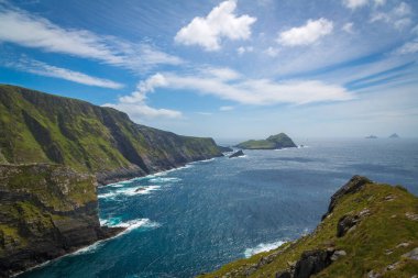 İrlanda 'daki güzel okyanus Kerry Kayalıkları