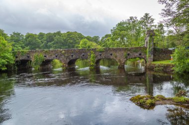 İrlanda 'daki eski tarihi tuğla köprü 