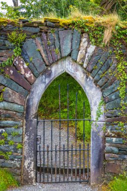 İrlanda 'da eski bir köprünün kapısı