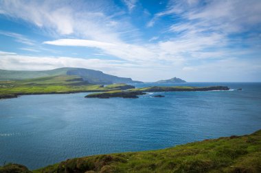 İrlanda 'nın Kerry ilçesindeki Portmagee köyü yakınlarındaki deniz uçurumu.