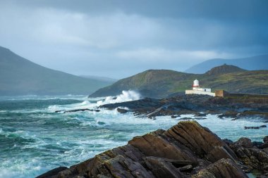 Cromwell Point Deniz feneri İrlanda 'nın taştan okyanus kıyısında.