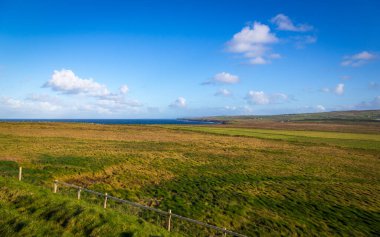 Downpatrick Head, Co Mayo, İrlanda 'daki muhteşem uçurum yürüyüşü