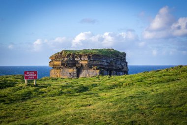 Downpatrick Head, Co Mayo, İrlanda 'daki muhteşem uçurum yürüyüşü