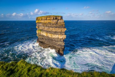 Downpatrick Head, Co Mayo, İrlanda 'daki muhteşem uçurum yürüyüşü