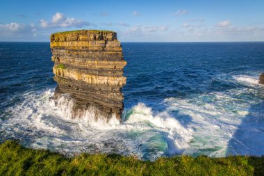 Downpatrick Head, Co Mayo, İrlanda 'daki muhteşem uçurum yürüyüşü