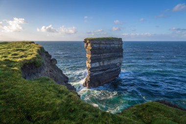 Downpatrick Head, Co Mayo, İrlanda 'daki muhteşem uçurum yürüyüşü