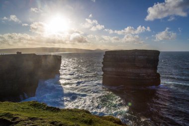 Downpatrick Head, Co Mayo, İrlanda 'daki muhteşem uçurum yürüyüşü