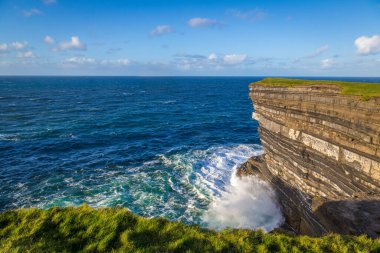 Downpatrick Head, Co Mayo, İrlanda 'daki muhteşem uçurum yürüyüşü