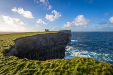 Downpatrick Head, Co Mayo, İrlanda 'daki muhteşem uçurum yürüyüşü