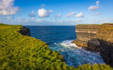 Downpatrick Head, Co Mayo, İrlanda 'daki muhteşem uçurum yürüyüşü