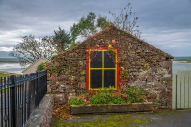 Mulranny sahil köyündeki tuğla ev Clew Körfezi ile İrlanda 'nın Mayo ilçesi Blacksod Körfezi arasında.