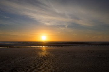 Deniz kıyısında güzel bir gün doğumu