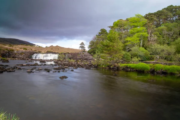 カスケードを持つAasleah滝キリル フィヨルドの終わり Comayo Ireland — ストック写真