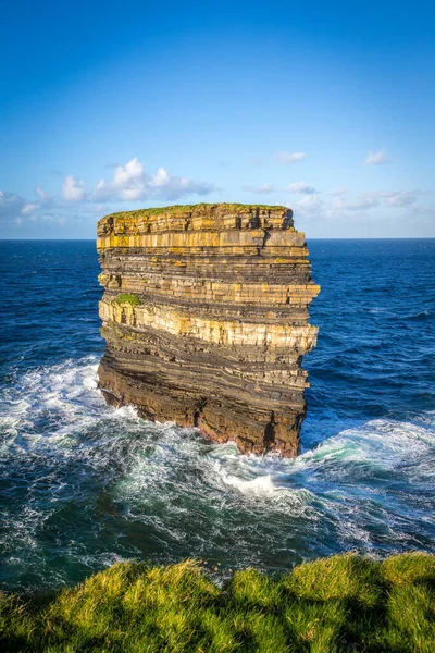 Downpatrick Head, Co Mayo, İrlanda 'daki muhteşem uçurum yürüyüşü
