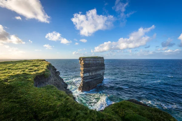 Downpatrick Head, Co Mayo, İrlanda 'daki muhteşem uçurum yürüyüşü
