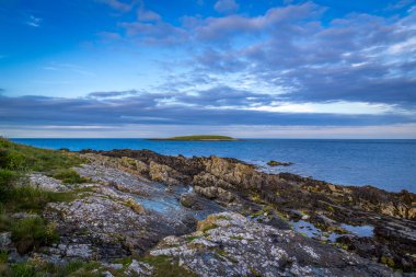 Güzel kayalık deniz kıyıları