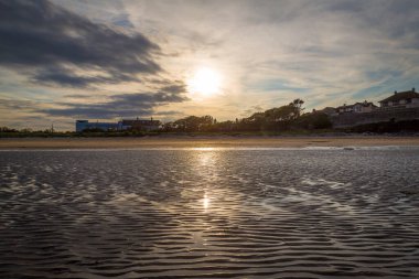 Gün batımında deniz kıyısında