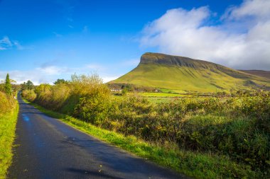 İrlanda 'nın Sligo ilçesinde Benbulbin büyük düz kaya oluşumu