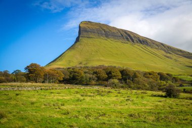 İrlanda 'nın Sligo ilçesinde Benbulbin büyük düz kaya oluşumu