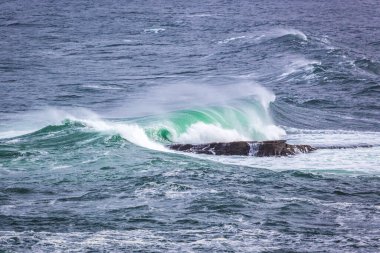 Mullaghmore yarımadasında taştan kıyılarda okyanus dalgaları kırılıyor.