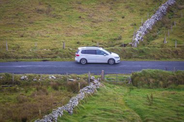 Araba dağlarda yolda.