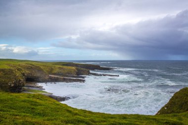Mullaghmore yarımadasında taştan kıyılarda okyanus dalgaları kırılıyor. 