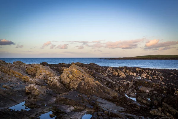 Bella Costa Rocciosa Del Mare — Foto Stock