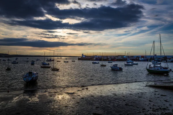 Hafen Mit Booten Der Felsigen Küste Bei Sonnenuntergang — Stockfoto