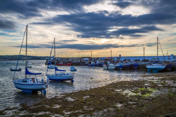 Hamn Med Båtar Stenig Kust Vid Solnedgången — Stockfoto