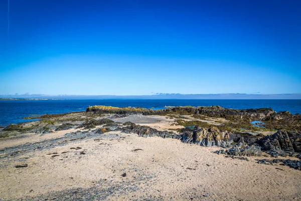 美しい岩の海の海岸 — ストック写真