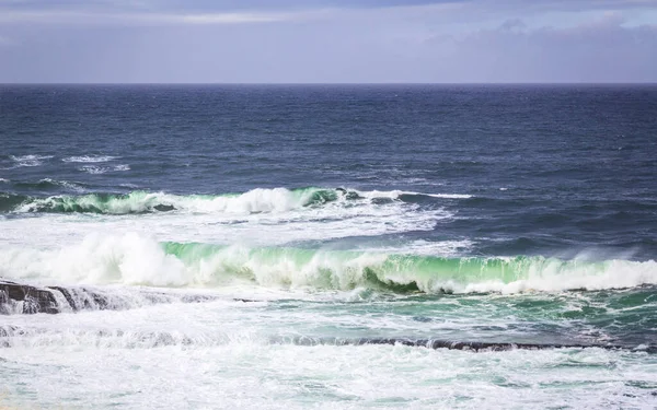 Vagues Océaniques Brisant Sur Côte Pierre Dans Péninsule Mullaghmore Dans — Photo